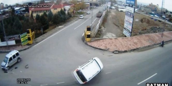 Trafik kazaları mobese kameralarına yansıdı