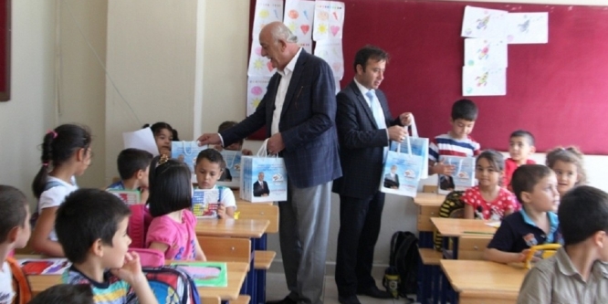 Başkan Seyfi Dingil’den öğrencilere kırtasiye desteği