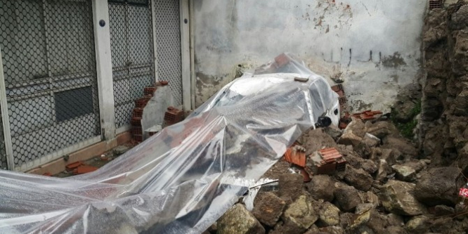 Konak'ta bina duvarı 3 aracın üzerine yıkıldı