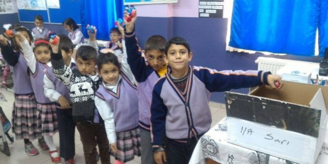 Çıldır İlkokulu öğrencileri mavi kapak topluyor