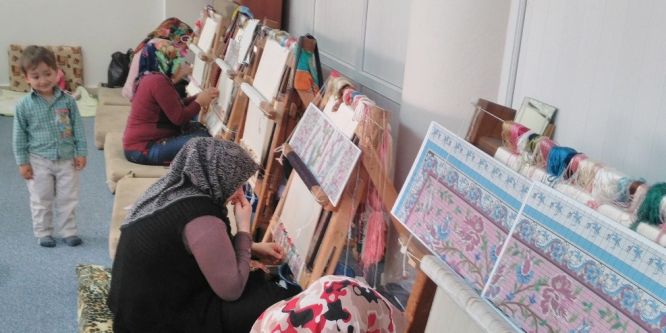 Bursa ipeği ilmek ilmek halı oluyor