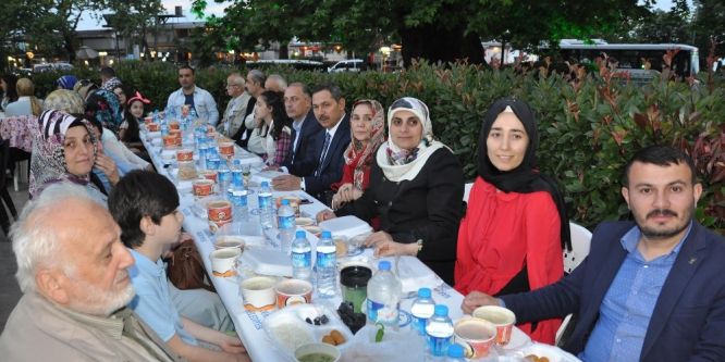 Başkan Uysal gençlerle iftarda bir araya geldi