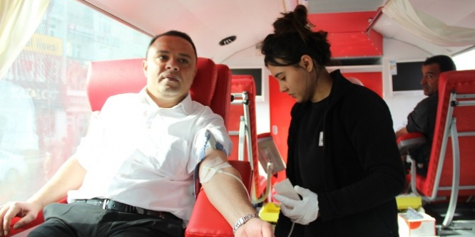 AK Parti il teşkilatı kan bağışında bulundu