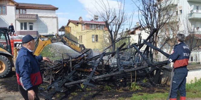 Niksar’da depo yangını