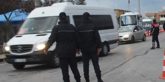 Reina saldırganı polisi alarma geçirdi