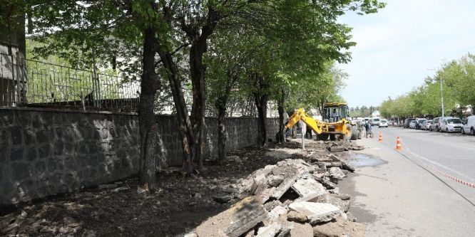 Hastaneler bölgesinde kaldırımlar yenileniyor