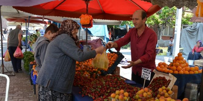 Yaz meyveleri tezgahları süslüyor