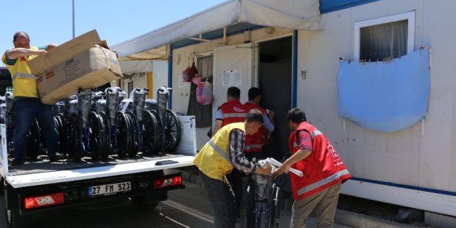 Suriyelilere 20 adet tekerlekli sandalye dağıtıldı