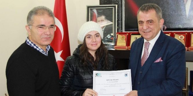 Girişimcilere sertifikalarını dağıttı