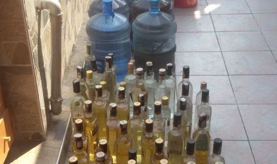 Evin terasında kaçak içki tesisi kurmuşlar