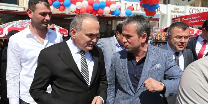 Bakan Özlü market açılışına katıldı