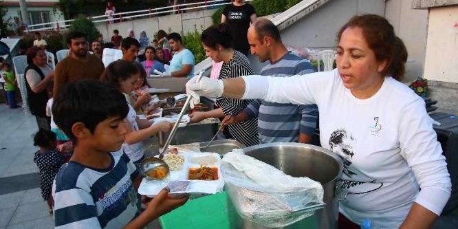 Bayraklı’da günde 3 bin kişiye iftar