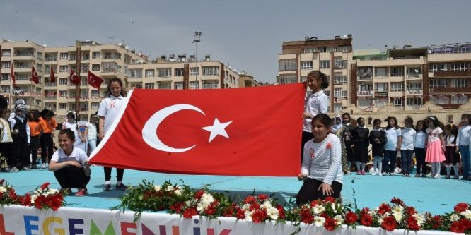 Çocukların bayramı çocukların oyunlarıyla renklendi