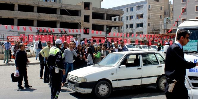 Kendisini takip eden araçtan kaçarken yayaya çarptı