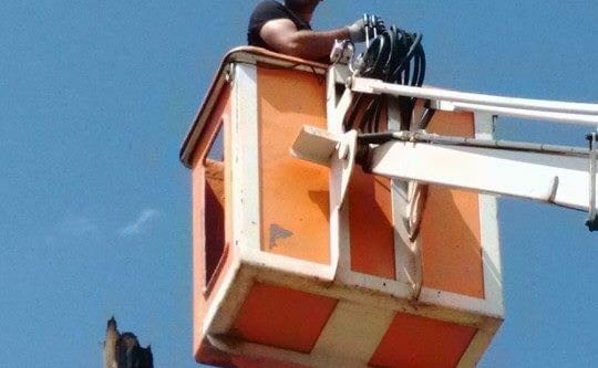 Elektrik direğinden düşen işçi yaralandı