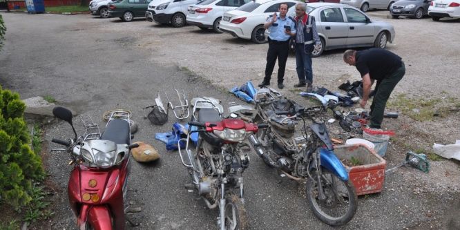 Çaldığı motosikletleri parçalarken yakalandı