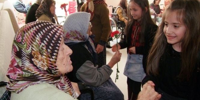 Öğrencilerden huzurevi ziyareti