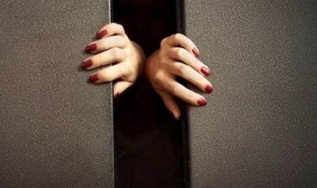 1 ay asansörde mahsur kalan kadın öldü