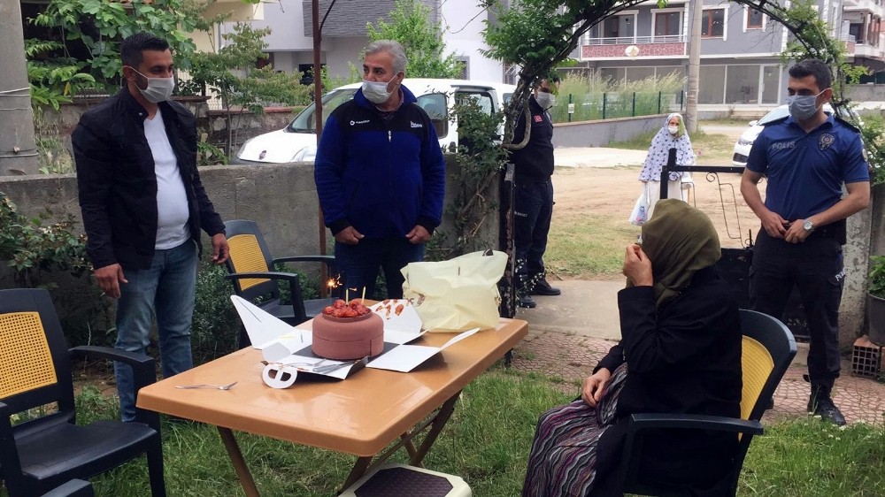 1 ay önce korona virüsten oğlunu kaybeden yaşlı kadına doğum günü sürprizi 