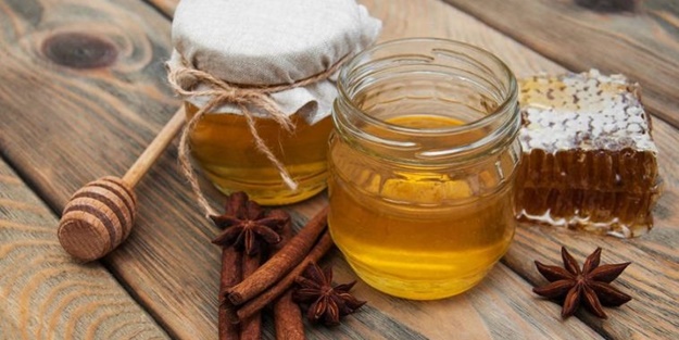 1 çay kaşığı balı dilinizde bekletirseniz bakın ne oluyor!