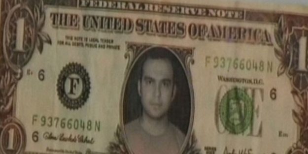 1 dolarların üzerine kendi fotoğrafını basmış!