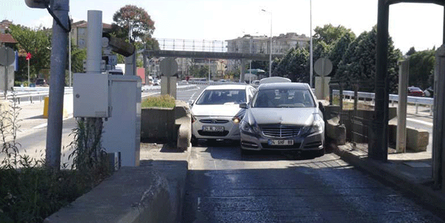 1 gişe 2 araç! Tuhaf kaza bakın nasıl oldu
