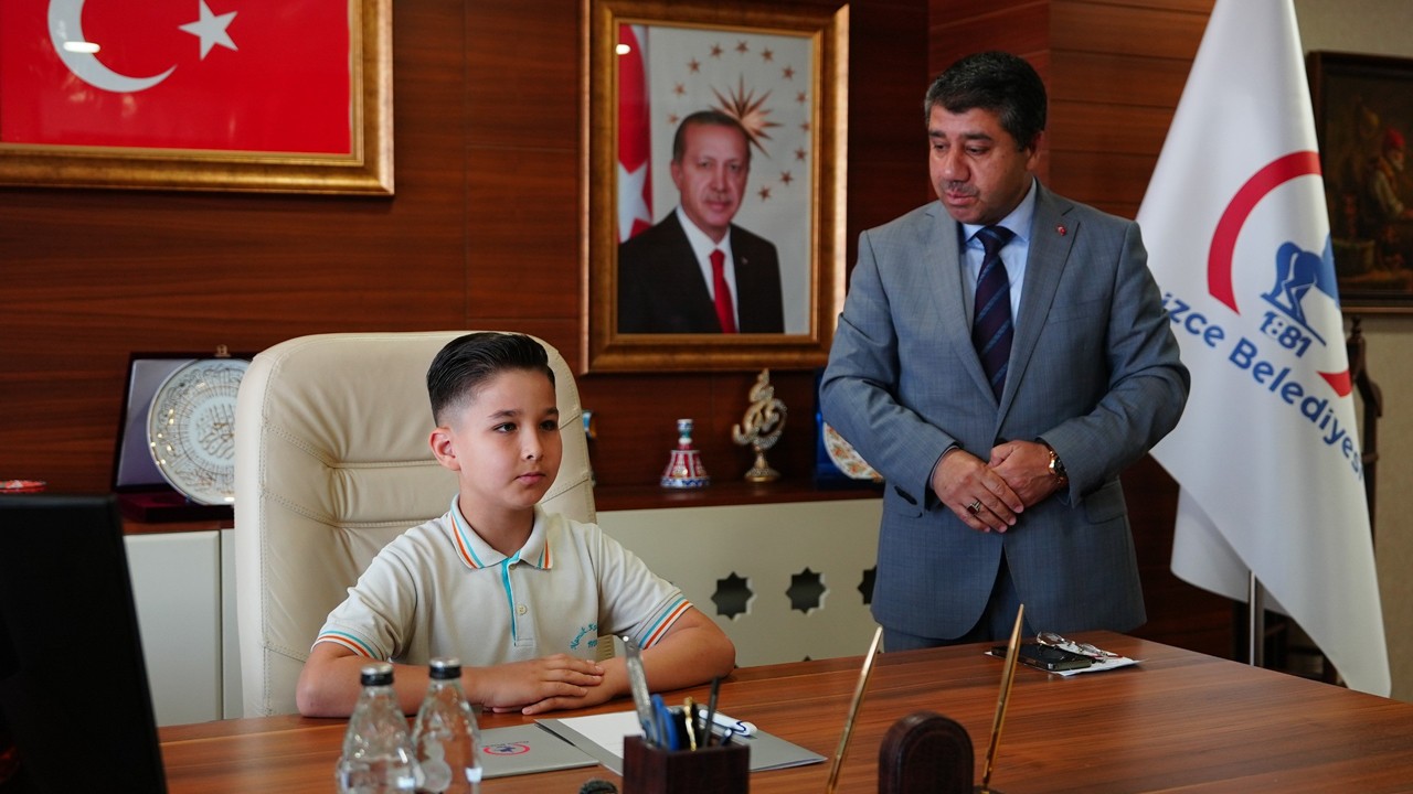 1 günlüğüne belediye başkanı oldu! ilk talimatı hemen yerine getiridil