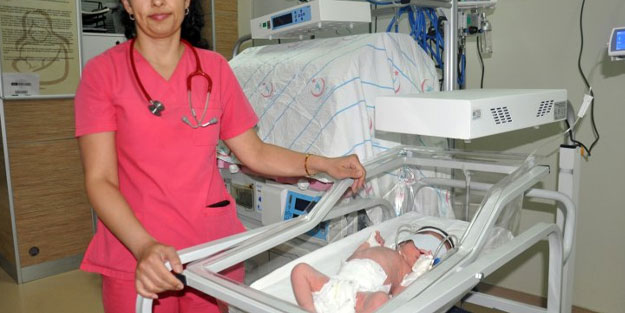 1 haftalık bebeği cami avlusuna terk ettiler