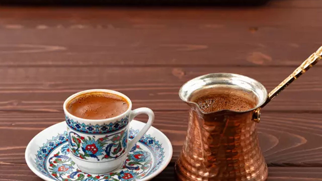 1 kaşık yetiyor! Köpüklü kahve için gereken püf noktası: Fincana dalga dalga yayılıyor!