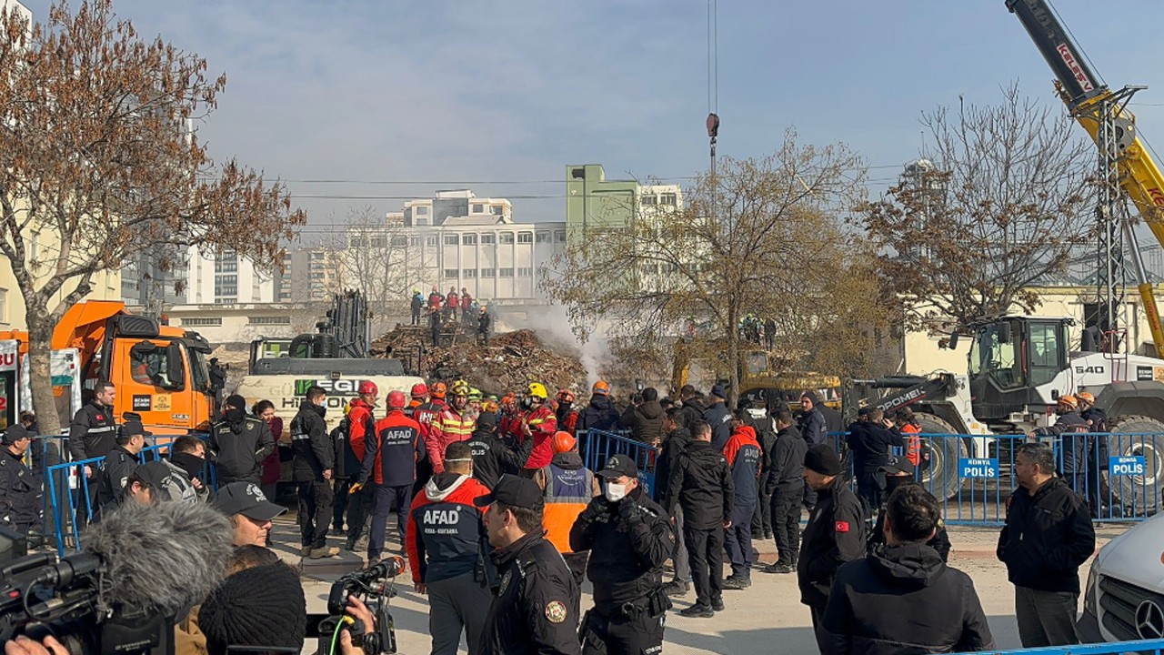 Konya'da çöken binadan kötü haber geldi! 1 kişinin cansız bedenine ulaşıldı!