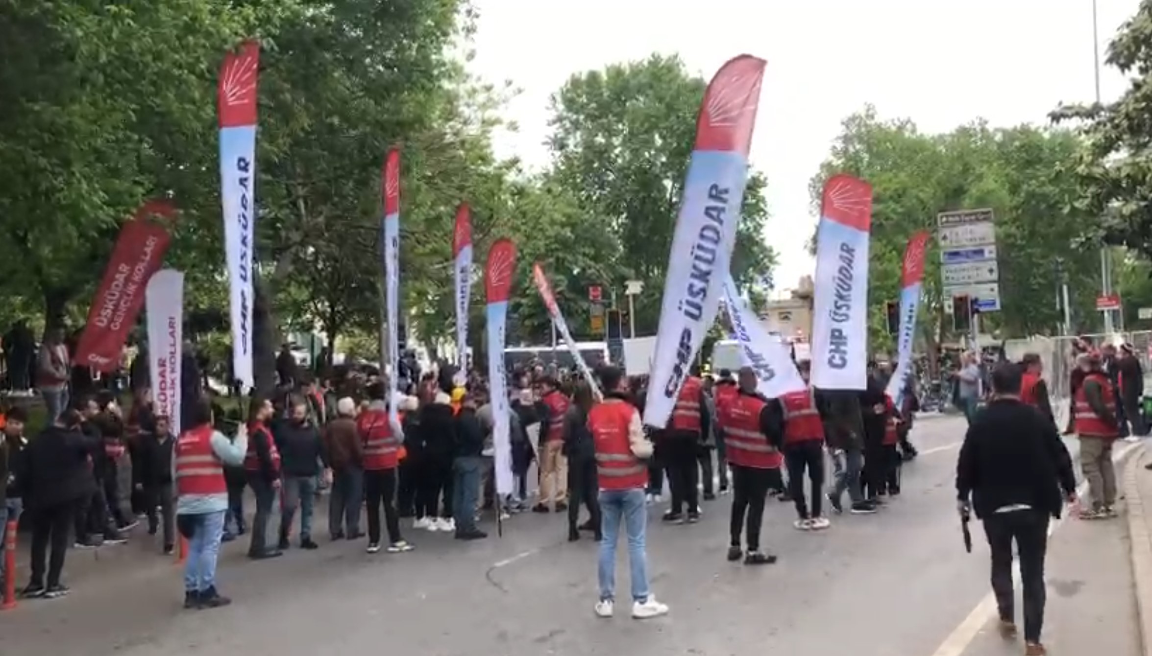 1 Mayıs’ı da boş geçmediler! DEM çalıyor CHP oynuyor