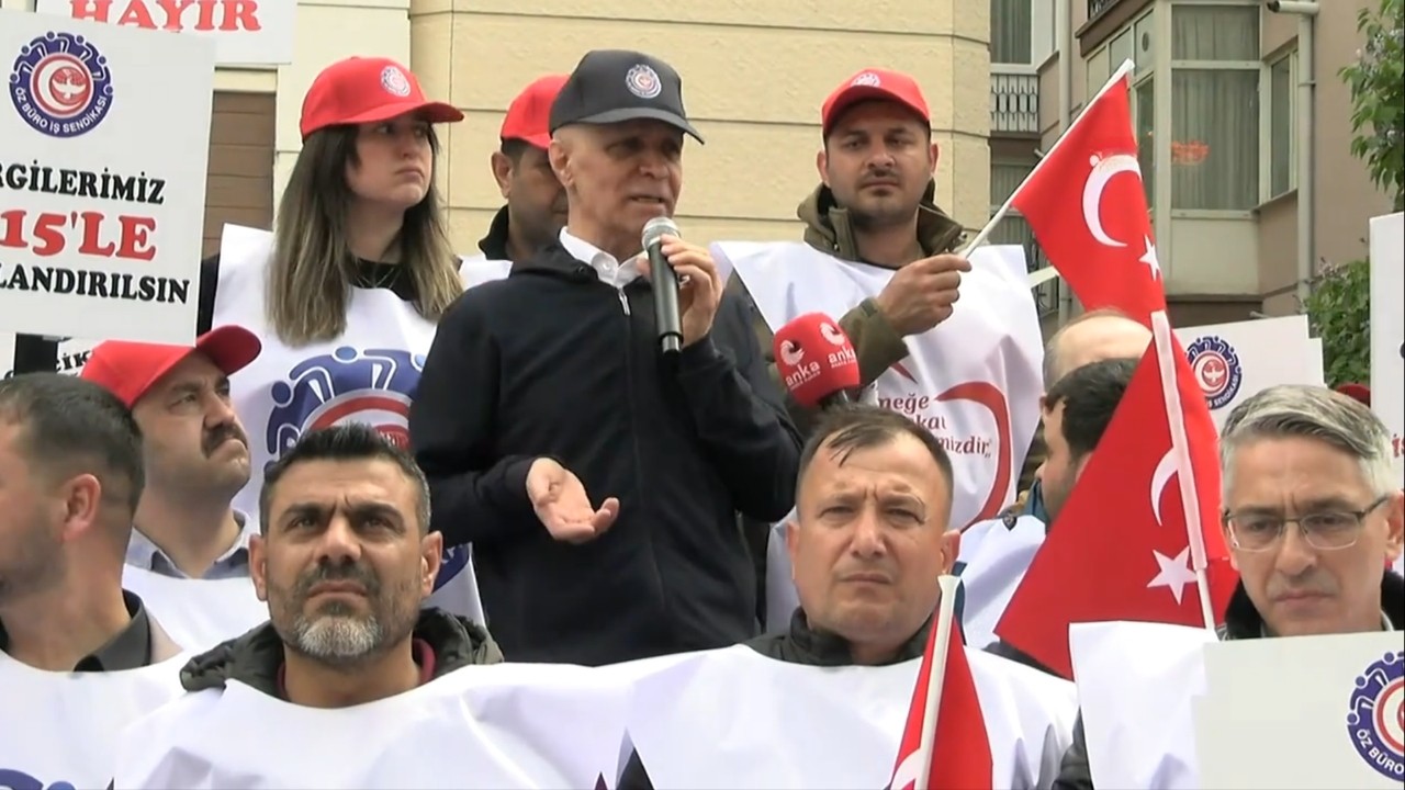 1 Mayıs’ta siyah çelenkli tepki! TÜHİS’in sözleşme gecikmesine emekçilerden sert protesto!