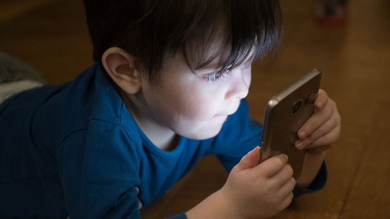 1 Mayıs'tan itibaren geçerli! O ülkede çocuklara cep telefonu yasak