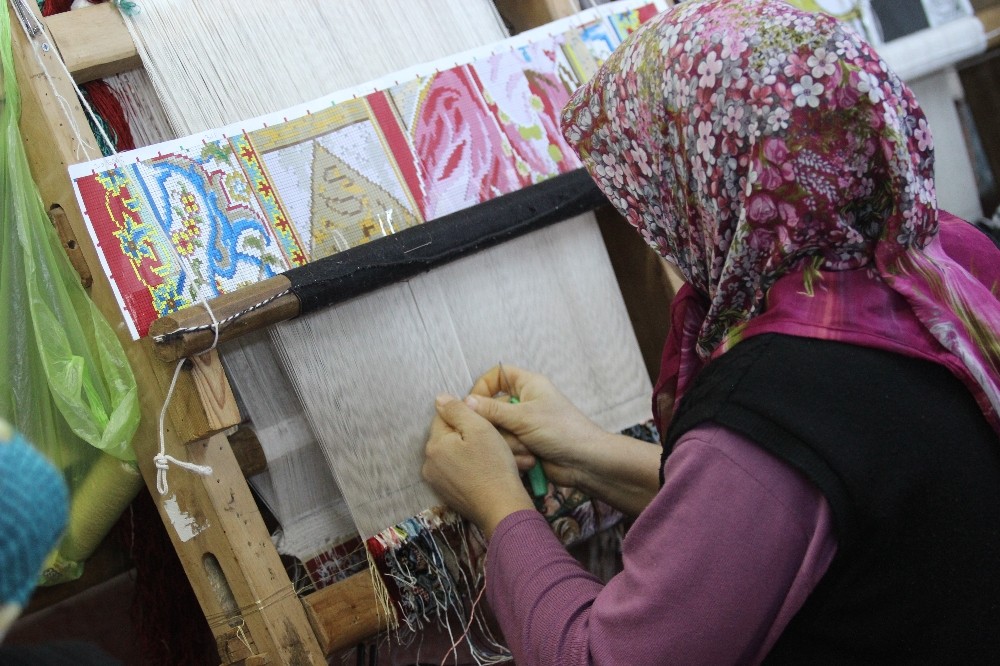 1 milyon düğümle bir metre halı dokuyorlar 