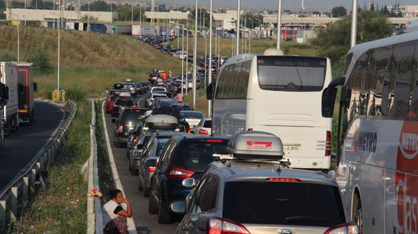 1 milyon kişiyi aştı… Türkiye’ye girmek için uzun kuyruklar!