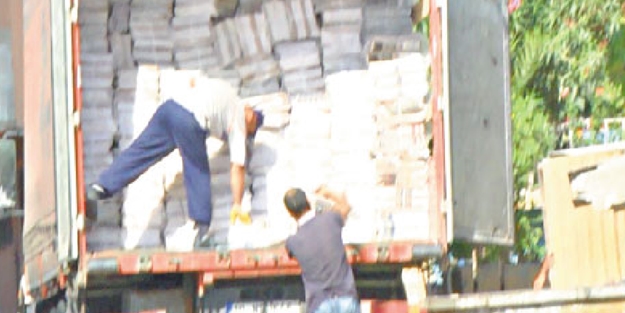 1 milyon Zaman’ı bir deponun bekçisi okuyor