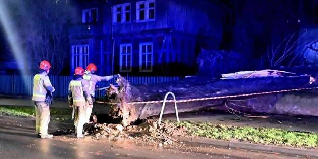 1 milyona yakın ev elektriksiz kaldı, 1 ölü! O ülkede kabus