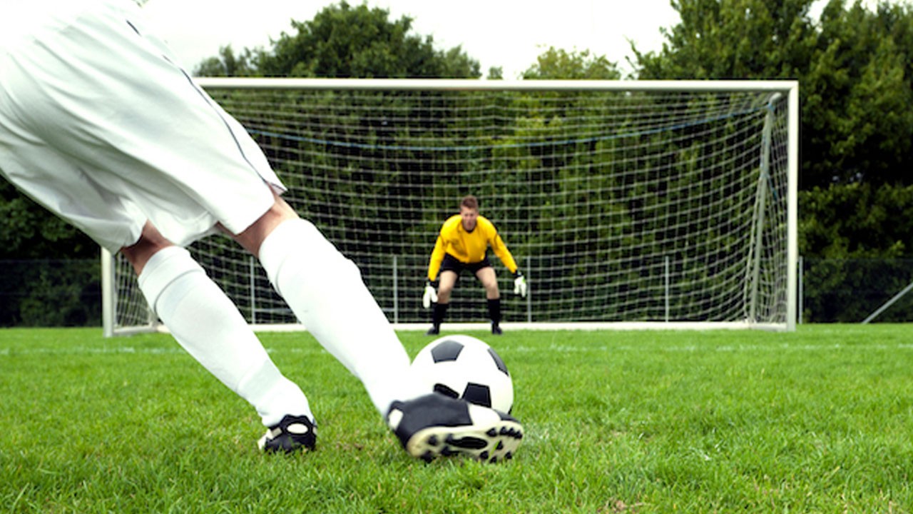 Tek bir penaltı atmak için 226 kilometre yol kat ettiler! Golü atıp döndüler
