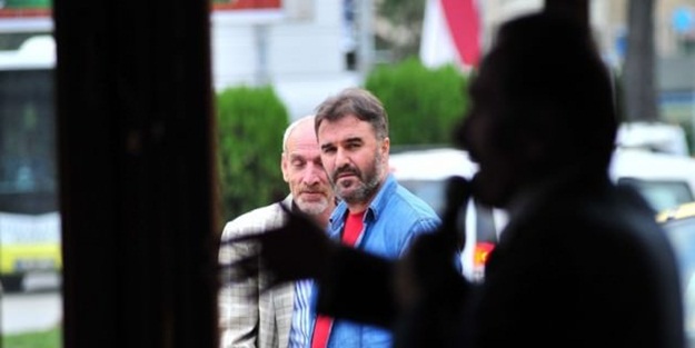 1 saat boyunca tek kişilik miting yaptı!
