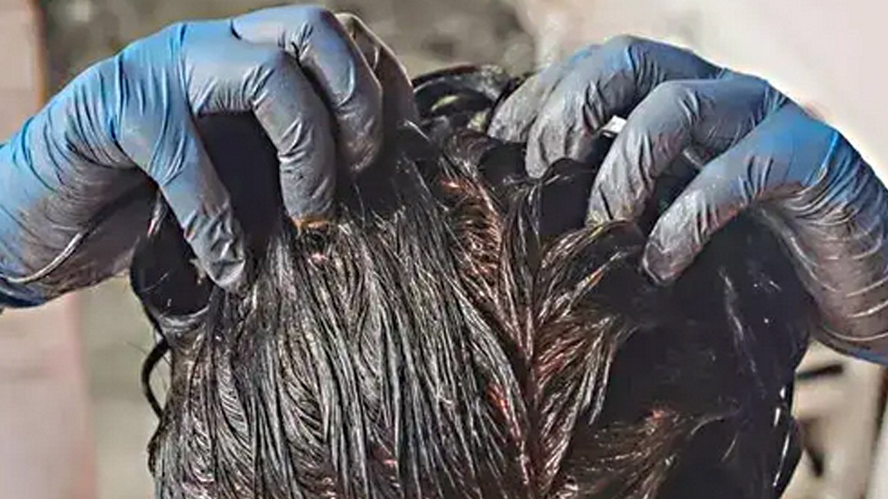 1 saat içinde beyaz saçları siyaha çeviriyor! Beyaz saç kapatıcı: Yöntem sizi şoke edecek