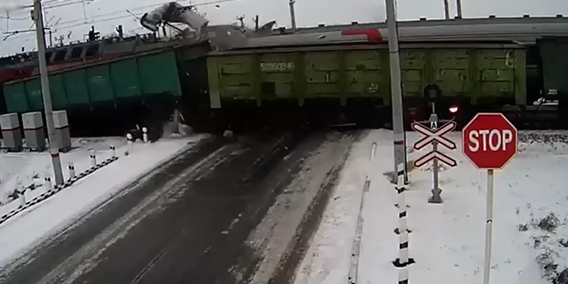 1 tır 2 trenin arasında kalırsa...