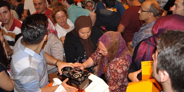 1 TL'lik ayakkabı izdiham yarattı