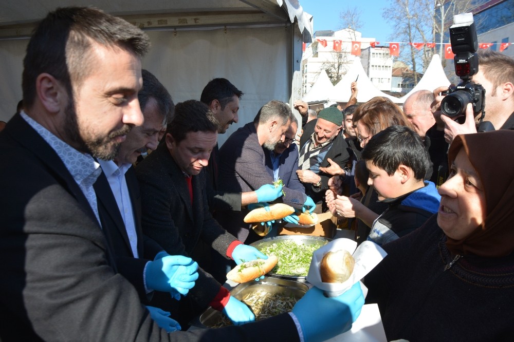 1 ton hamsi ücretsiz dağıtıldı 