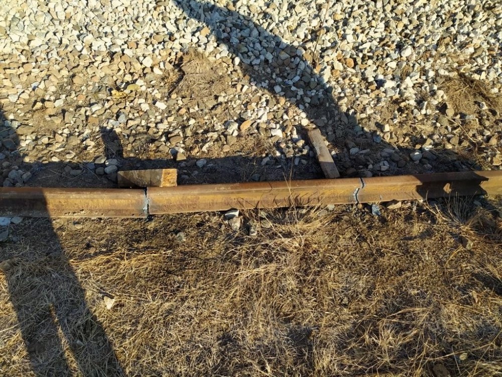 1 tona yakın tren rayı çaldılar, jandarmaya yakalandılar 