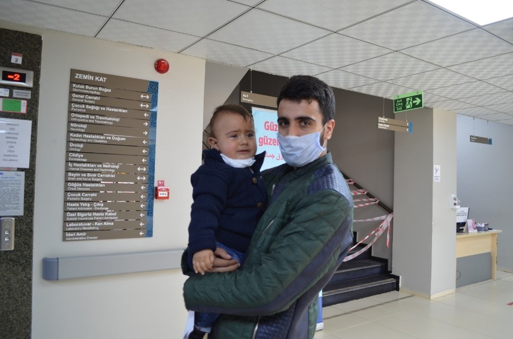 1 yaşındaki bebek babasıyla koronayı yendi, hastaneden babasıyla taburcu oldu 