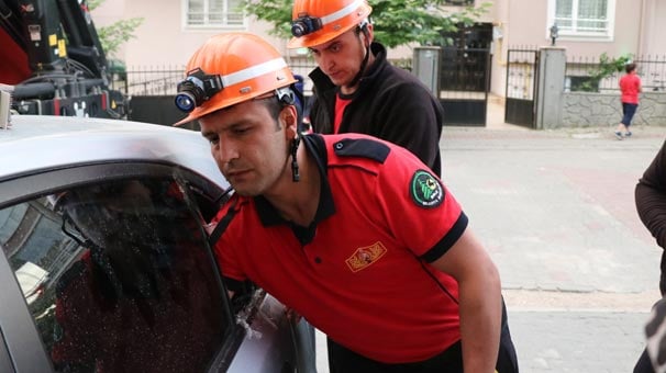 1 yaşındaki çocuk otomobilde mahsur kaldı! Dedesinin tepkisi şoke etti