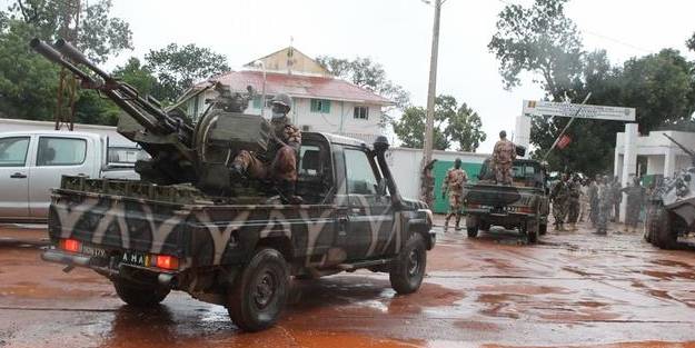 1 yılda 2 darbe yapılan ülkede darbecilere 'af' çıktı!