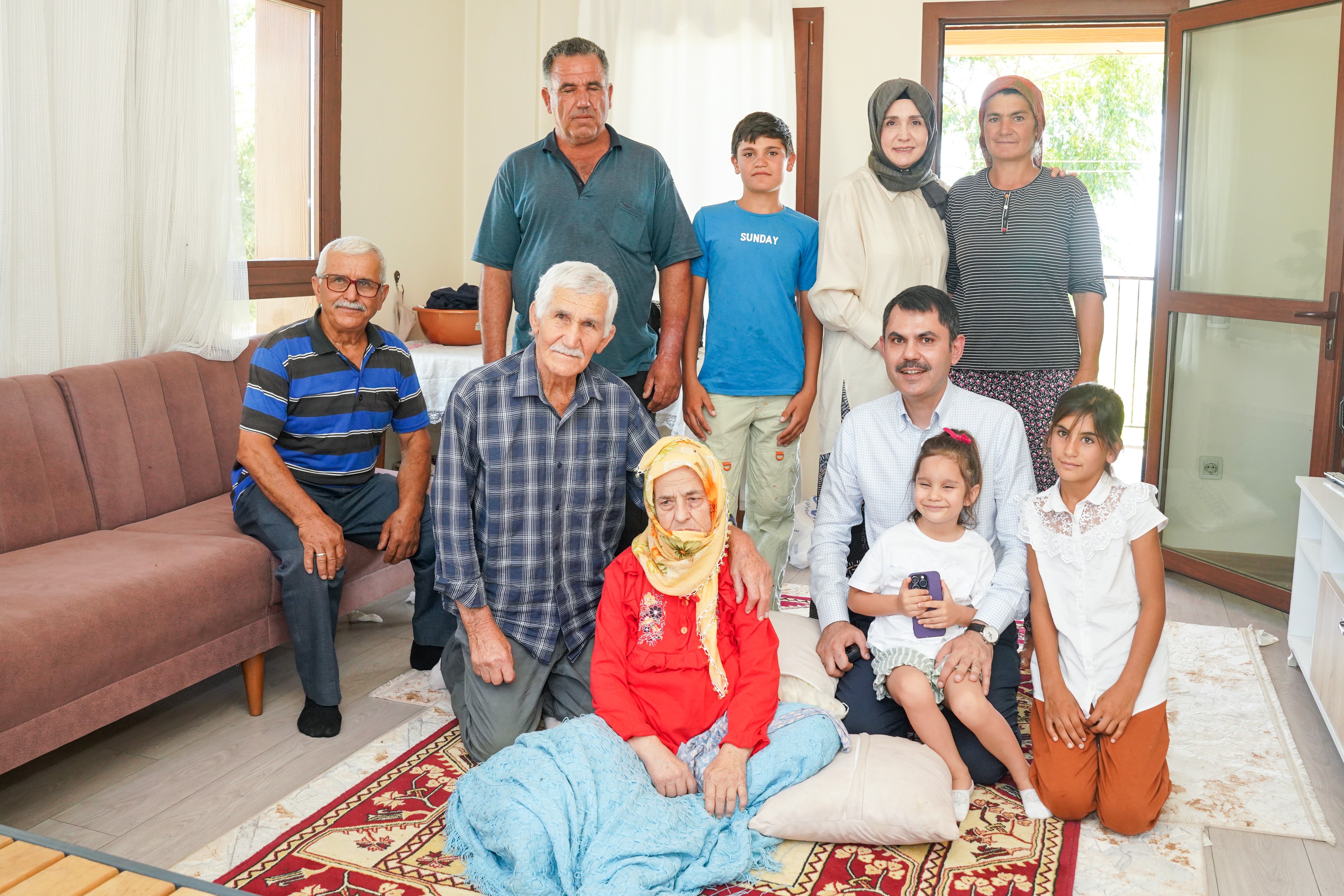 1 Yılda evler teslim! Murat Kurum yangında evi hasar gören çifti unutmadı