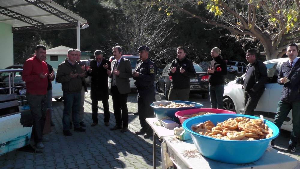 1 yıldır kayıp olan Buse için gözü yaşlı anma töreni 