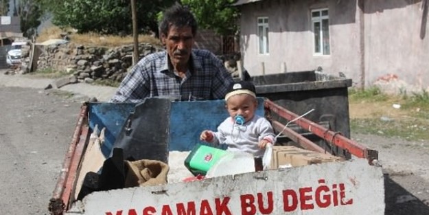 10 aylık bebeğiyle hurdacılık yapan baba